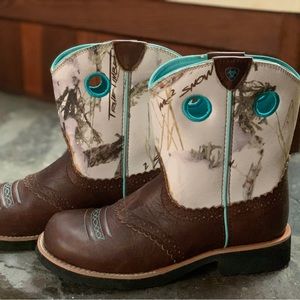 Ariat true timber boots size 5. Like new condition